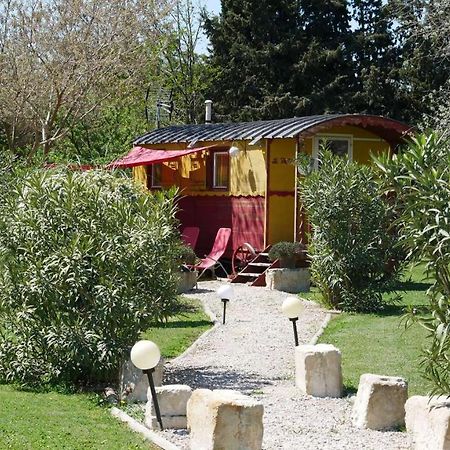 Mas Maurane-Roulotte Avec Spa Prive Aux Portes D'Arles Tarascon Dış mekan fotoğraf