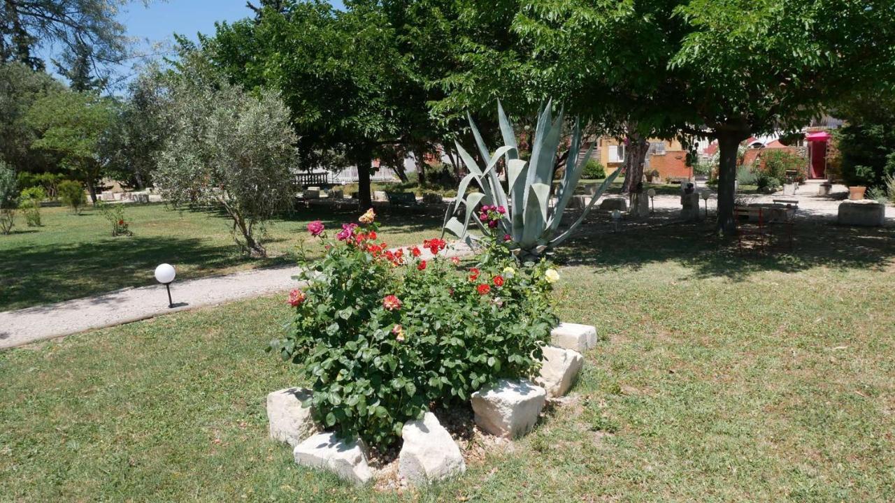 Mas Maurane-Roulotte Avec Spa Prive Aux Portes D'Arles Tarascon Dış mekan fotoğraf