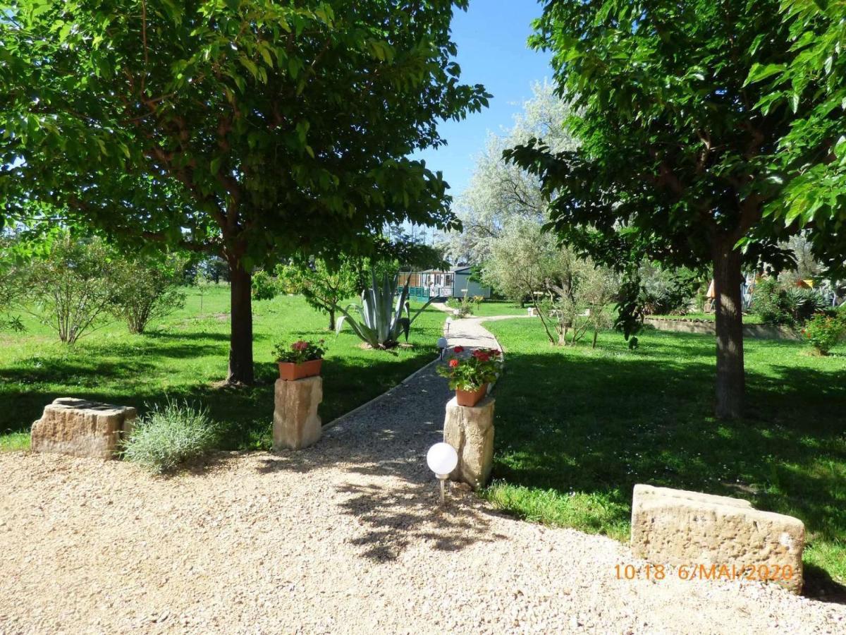 Mas Maurane-Roulotte Avec Spa Prive Aux Portes D'Arles Tarascon Dış mekan fotoğraf