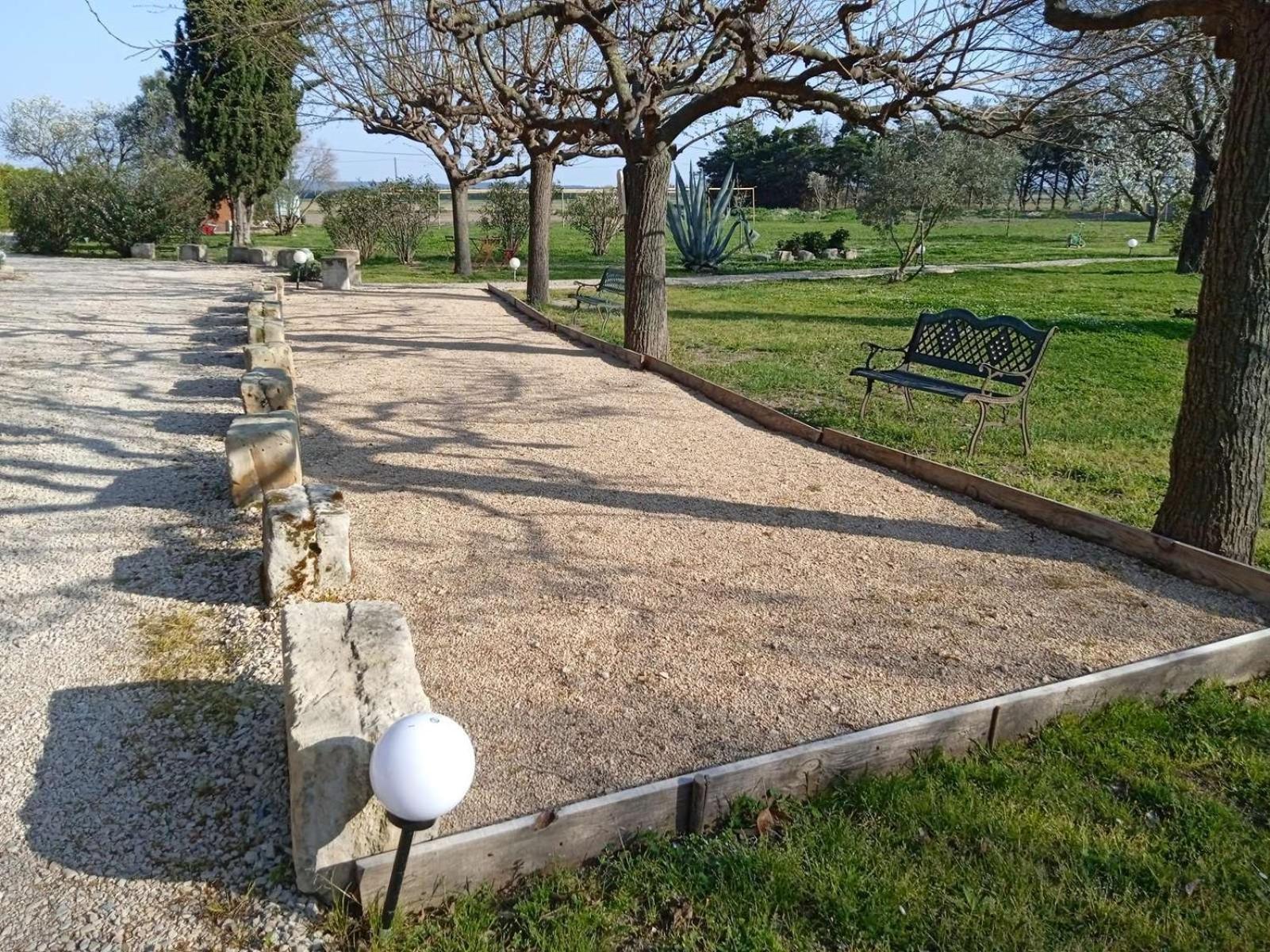 Mas Maurane-Roulotte Avec Spa Prive Aux Portes D'Arles Tarascon Dış mekan fotoğraf